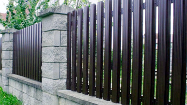 Забор из металлического штакетника