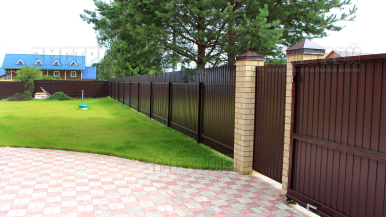 Забор с ленточным фундаментом + с кирпичными столбами